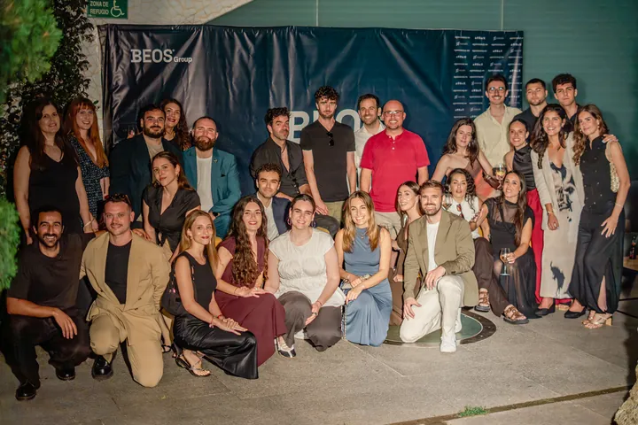 El equipo de BEOS reunido en la agencia